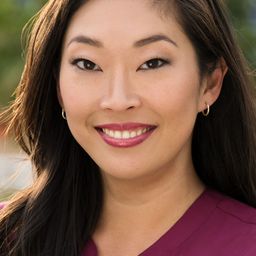 Jackie Dallas 飾演 Deborah