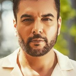 Chaitanya Choudhury 飾演 Guru