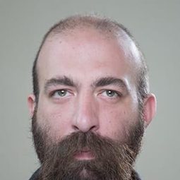 Antonis Tsiotsiopoulos 飾演 