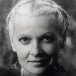 Elena Zilio 飾演 Suzuki