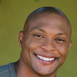 Eddie George 飾演 Ronnell Sr.