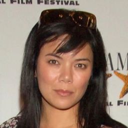 Allison Sie 飾演 Aurora Crane