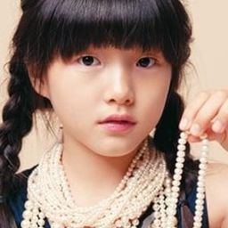 Kim Ah-ron 飾演 Girl