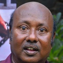 Lollu Sabha Manohar - Madha Gaja Raja演員 飾演Taxi Driver