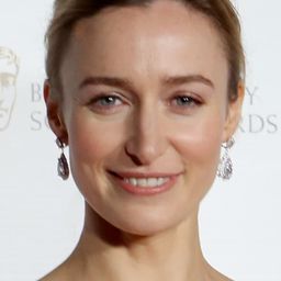 Deirdre Mullins 飾演 Helena