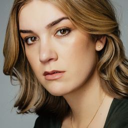 Savannah Rodin 飾演 Maya