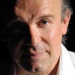 Elio De Capitani 飾演 