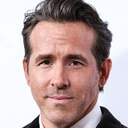 賴恩雷諾士 飾演 Guy (voice)