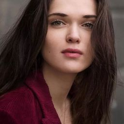 卡洛琳·哈提格 飾演 Lisa