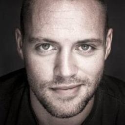 Daniel Berge Halvorsen 飾演 Handsome Bob