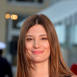 Alice Pol - Trahie !演員 飾演Laura