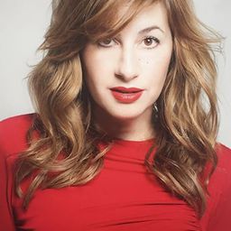 Pepa Charro 飾演 Piluca (azafata 1)