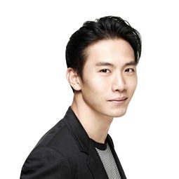 戚玉武 飾演 Singapore Customs Officer Arresting Fan