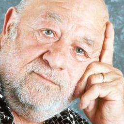 Angelo Di Loreta 飾演 il monsignore