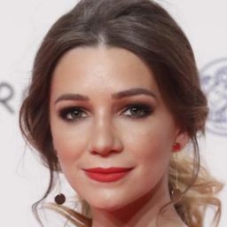 Micaela Breque 飾演 Carina