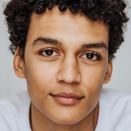 艾文艾里森 飾演 Julian Jessup