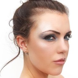 伊莎貝巴薩特 - 荒野狂屠演員 飾演Zoe Halsey