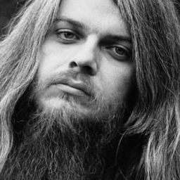 Leon Russell 飾演 Radio Preacher
