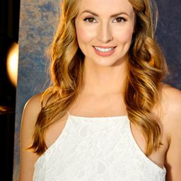 Valeria Sweet 飾演 Precision Driver