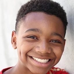 Derrick Gilbert 飾演 Kid