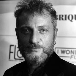 Luca Confortini 飾演 Dottor Giuliani