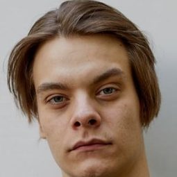 Béla Gabor Lenz 飾演 Lennart