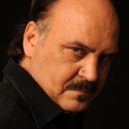 Claudio Fragasso 飾演 Commissario