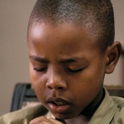 Ofentse Modiselle 飾演 Roger Rusesabagina