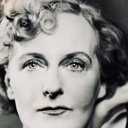 Mary Merrall 飾演 Miss Fogg