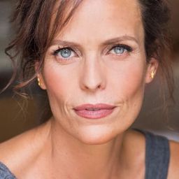 Katrina Browne 飾演 Naomi