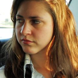 Caroline White 飾演 Alex