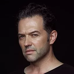 阿塔納斯·瑟拉布雷夫 飾演 Dr. Joseph Myers