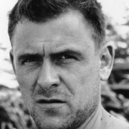 Andrew Kötting 飾演 Straw Bear