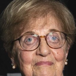 María Luisa Solá 飾演 Madre (voice)