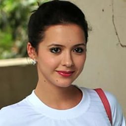 伊莎·夏瓦尼 - 再見前度演員 飾演Gauri