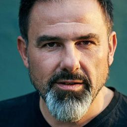 Carlos Lobo 飾演 John's Manager