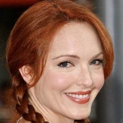 艾美·揚斯貝克 - 麻雀變鳳凰演員 飾演Elizabeth Stuckey