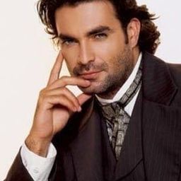 Mauricio Islas 飾演 