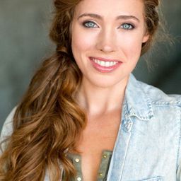 Alexia Dox - 新娘訓練營演員 飾演Bride-to-Be