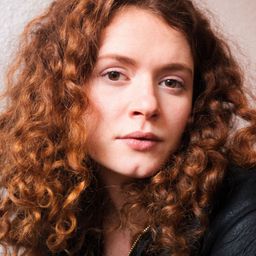 Nadja Sabersky 飾演 Line