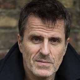 Con O'Neill 飾演 Chief Mackenzie Bock