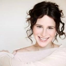 Lúcia Bronstein 飾演 Maura