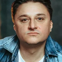 Maksim Lagashkin 飾演 Julia's lover