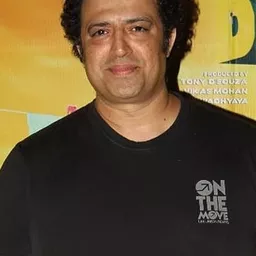 尼納卡瑪特 飾演 SI Suhas Pingale