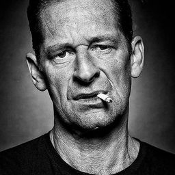 Max Tidof 飾演 Mike Badon