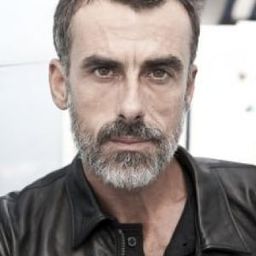 湯瑪士·卓巴奇 飾演 Paris