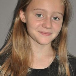 Alice Verset 飾演 Sarah