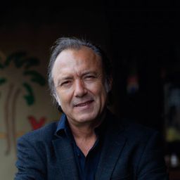 Frank Opperman 飾演 Costas