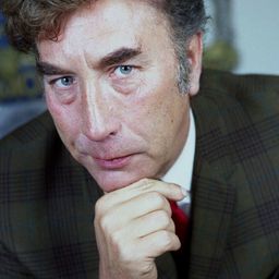 Frankie Howerd 飾演 The Barrow Boy