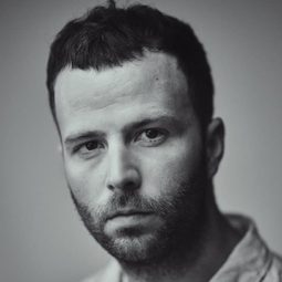 Adrian Grösser - 失落的鑰匙演員 飾演Veinteañero